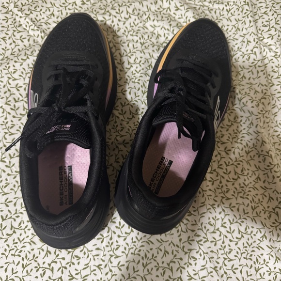Skechers Women's max cushion only used 1 time - Picture 7 of 7